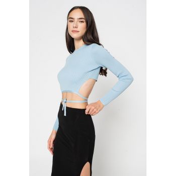 Bluza crop cu decupaj pe partea din spate