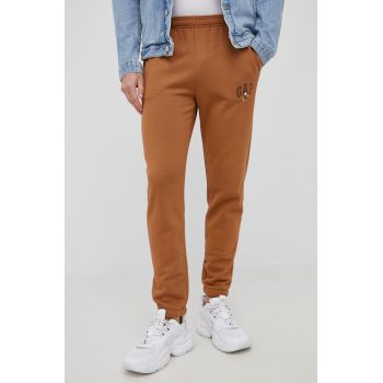 GAP pantaloni barbati, culoarea maro, cu imprimeu