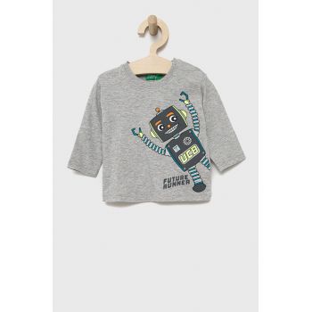 United Colors of Benetton longsleeve din bumbac pentru copii culoarea gri, cu imprimeu