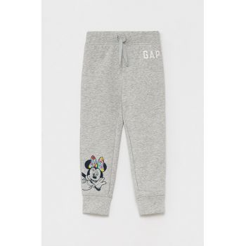 GAP pantaloni de trening pentru copii culoarea gri, cu imprimeu