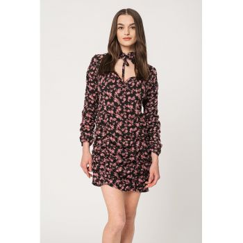 Rochie cu imprimeu floral si decupaj pe piept la reducere