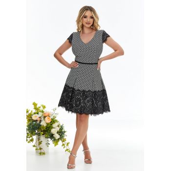 Rochie evazata cu model geometric si strat exterior din dantela