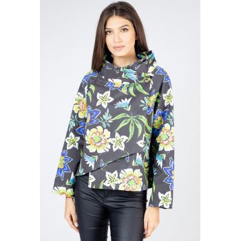 Jacheta scurta neagra, petrecuta in fata, cu imprimeu floral multicolor