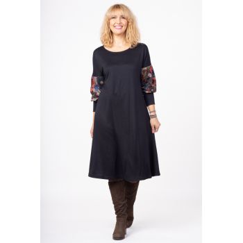 Rochie A line midi, neagra, cu maneci bufante imprimate cu forme circulare multicolore