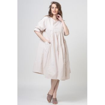 Rochie bej oversize, cu trei volane asimetrice, din poplin satinat