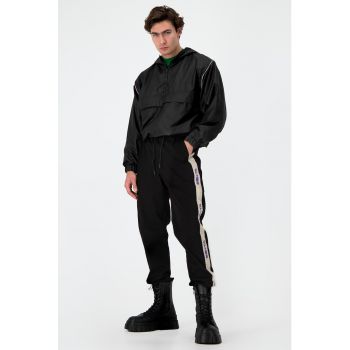 Pantaloni sport conici cu segmente logo