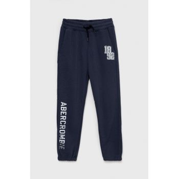 Abercrombie & Fitch pantaloni de trening pentru copii culoarea albastru marin, cu imprimeu de firma originali