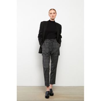 Pantaloni crop cu model in carouri