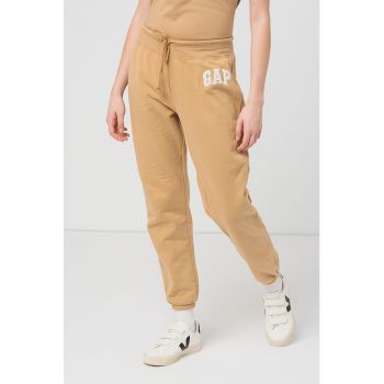 Pantaloni sport cu logo brodat