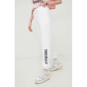 Tommy Jeans pantaloni de trening femei, culoarea alb, cu imprimeu la reducere