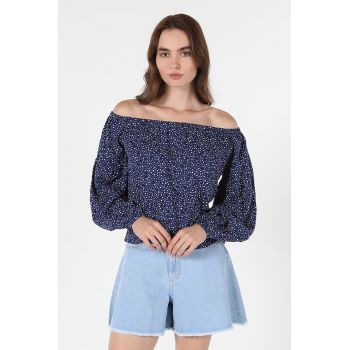 Bluza cu decolteu pe umeri si model cu buline