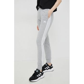 adidas pantaloni de trening femei, culoarea gri, cu imprimeu  HF2605