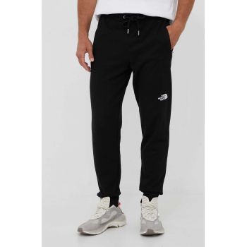 The North Face pantaloni de bumbac barbati, culoarea negru, cu imprimeu