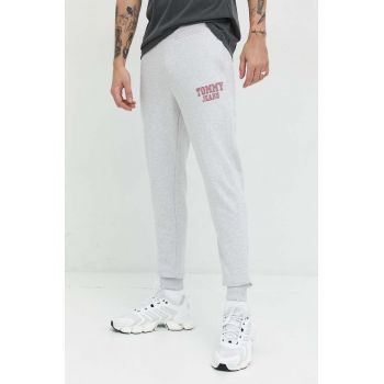 Tommy Jeans pantaloni de trening din bumbac culoarea gri, cu imprimeu