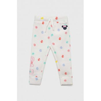 GAP pantaloni de trening pentru copii x Disney culoarea alb, cu imprimeu