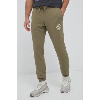 New Balance pantaloni de trening culoarea verde, cu imprimeu