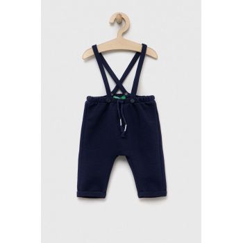 United Colors of Benetton pantaloni bebe culoarea albastru marin, neted