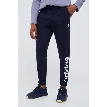 adidas pantaloni de antrenament Essentials culoarea albastru marin, cu imprimeu ieftini