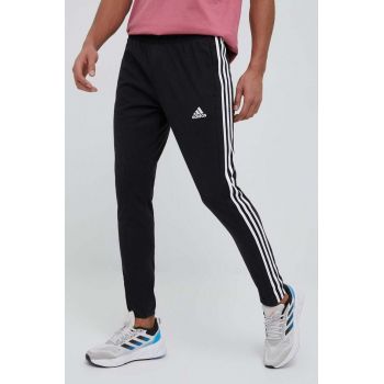 adidas pantaloni de antrenament Essentials culoarea negru, cu imprimeu IC0044