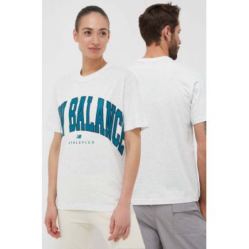 New Balance tricou din bumbac UT31551SAH culoarea gri, cu imprimeu ieftin