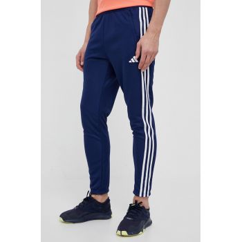 adidas Performance pantaloni de antrenament Train Essentials 3-Stripes culoarea bleumarin, cu imprimeu  IB8169