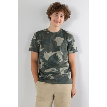 Tricou cu decolteu la baza gatului si model camuflaj