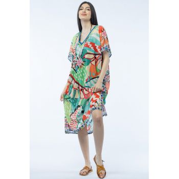 Rochie lunga de plaja tip poncho cu motive florale multicolore stilizate