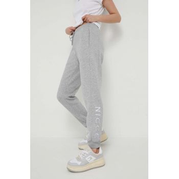 Nicce pantaloni de trening culoarea gri, cu imprimeu