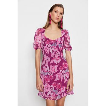 Rochie cu model floral si decupaj pe partea din spate