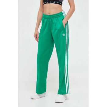 adidas Originals pantaloni de trening culoarea verde, cu imprimeu