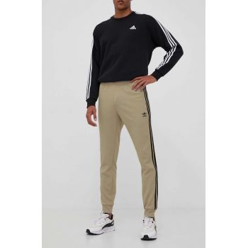 adidas Originals pantaloni de trening culoarea bej, cu imprimeu