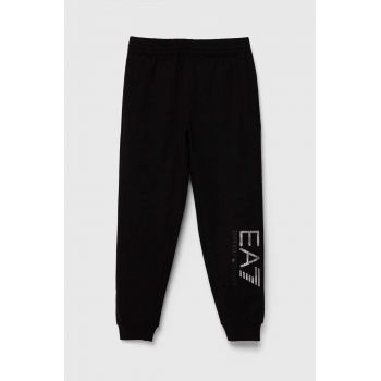 EA7 Emporio Armani pantaloni de trening din bumbac pentru copii culoarea negru, cu imprimeu