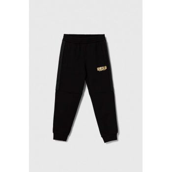 EA7 Emporio Armani pantaloni de trening pentru copii culoarea negru, cu imprimeu