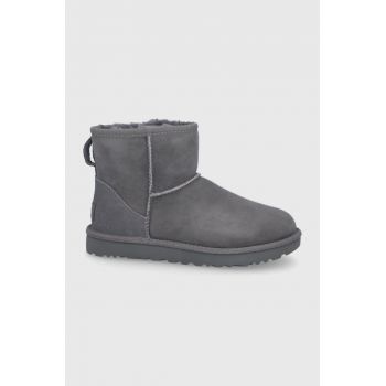 UGG cizme de zăpadă din piele întoarsă Classic Mini II femei, culoarea: gri, cu toc plat, model căptușit 1016222.GRY