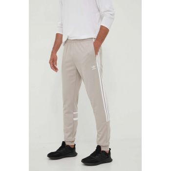 adidas Originals pantaloni de trening culoarea bej, cu imprimeu