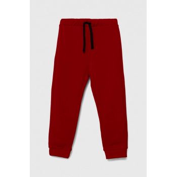 United Colors of Benetton pantaloni de trening din bumbac pentru copii culoarea rosu, cu imprimeu