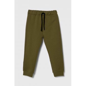 United Colors of Benetton pantaloni de trening din bumbac pentru copii culoarea verde, cu imprimeu