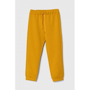 United Colors of Benetton pantaloni de trening pentru copii culoarea galben, cu imprimeu