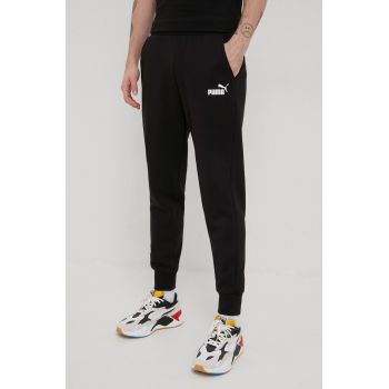 Puma pantaloni 586714 barbati, culoarea negru, cu imprimeu