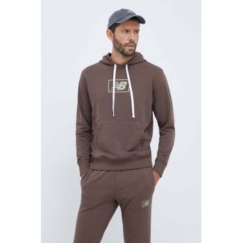 New Balance bluza barbati, culoarea maro, cu glugă, cu imprimeu