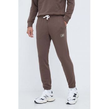 New Balance pantaloni de trening culoarea maro, neted