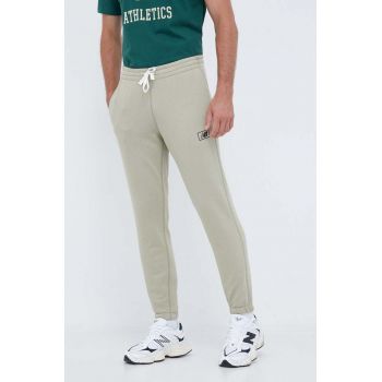 New Balance pantaloni de trening culoarea verde, neted ieftini