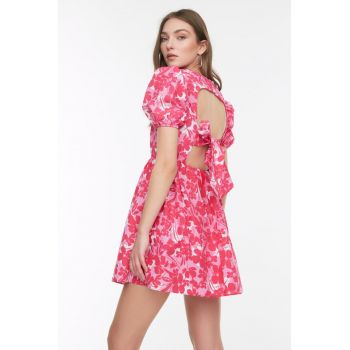 Rochie mini cu imprimeu floral si decupaj pe partea din spate