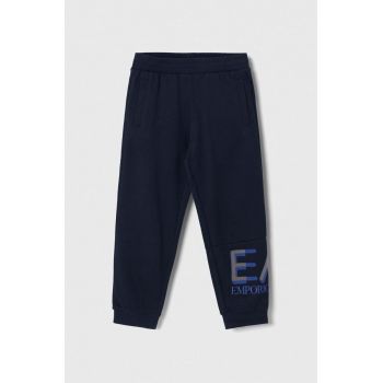 EA7 Emporio Armani pantaloni de trening din bumbac pentru copii culoarea albastru marin, cu imprimeu