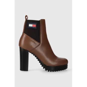 Tommy Jeans cizme de piele TJW NEW ESS HIGH HEEL BOOT femei, culoarea maro, cu toc plat, EN0EN02439