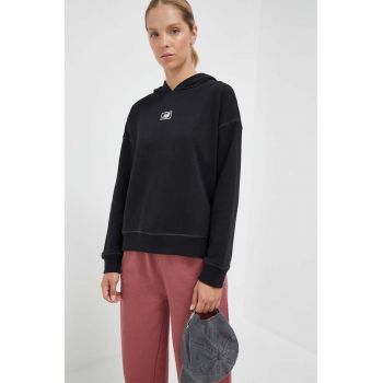 New Balance bluza femei, culoarea negru, cu glugă, cu imprimeu ieftin