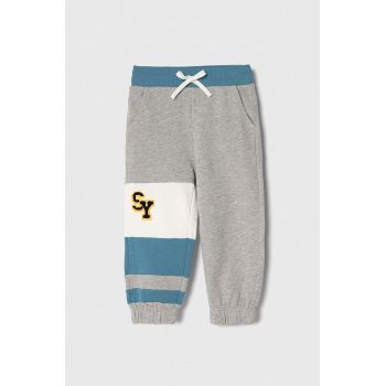 Sisley pantaloni de trening din bumbac pentru copii culoarea gri, modelator