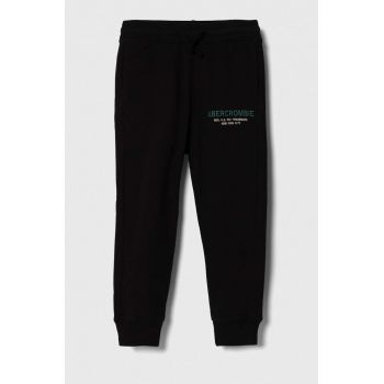 Abercrombie & Fitch pantaloni de trening pentru copii culoarea negru, cu imprimeu