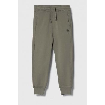 Abercrombie & Fitch pantaloni de trening pentru copii culoarea verde, neted