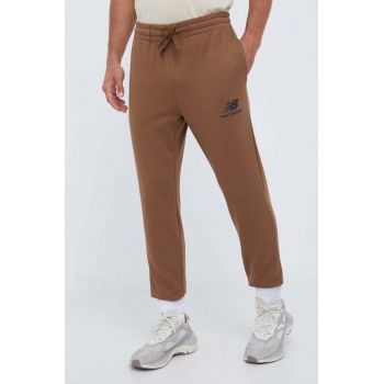 New Balance pantaloni de trening culoarea maro, cu imprimeu